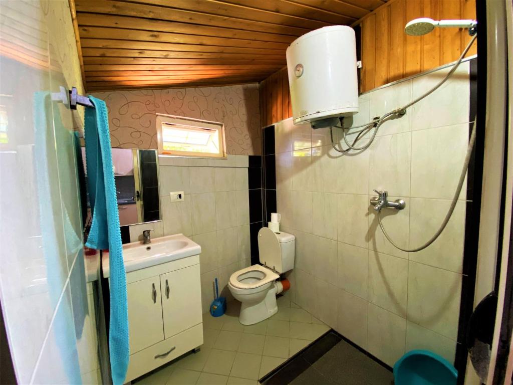 Green Radhime Retreat - Cozy 2 Bedroom Home near the Beach - Image 3