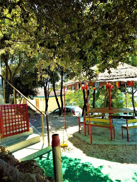 Green Radhime Retreat - Cozy 2 Bedroom Home near the Beach - Image 5