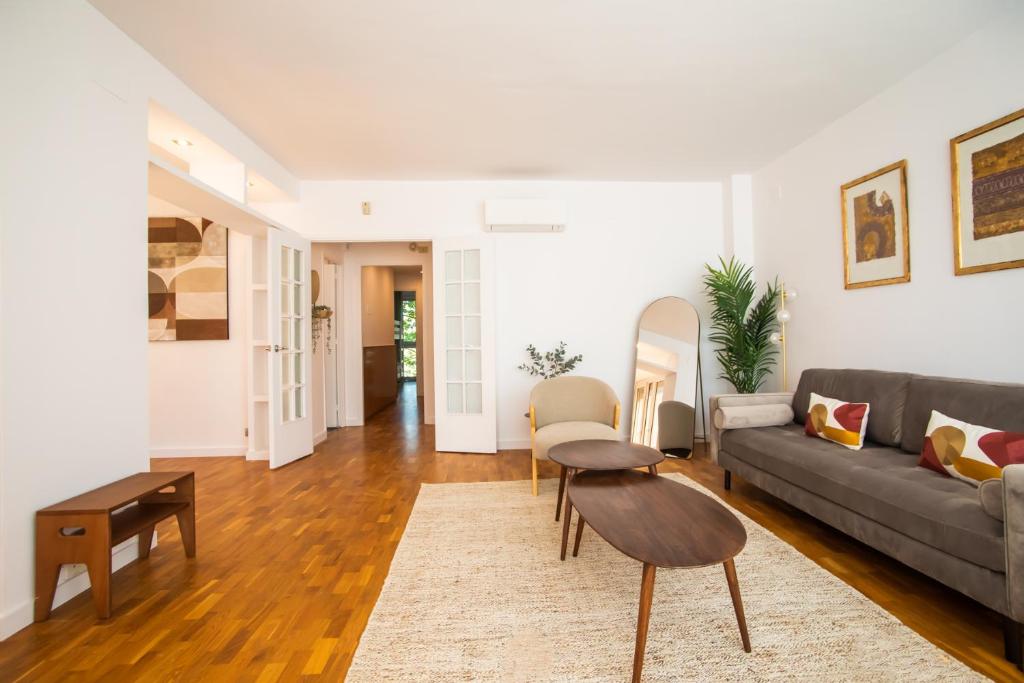 uma sala de estar com um sofá e uma mesa em 31ARQ1044 - Maravilloso apartamento em Barcelona