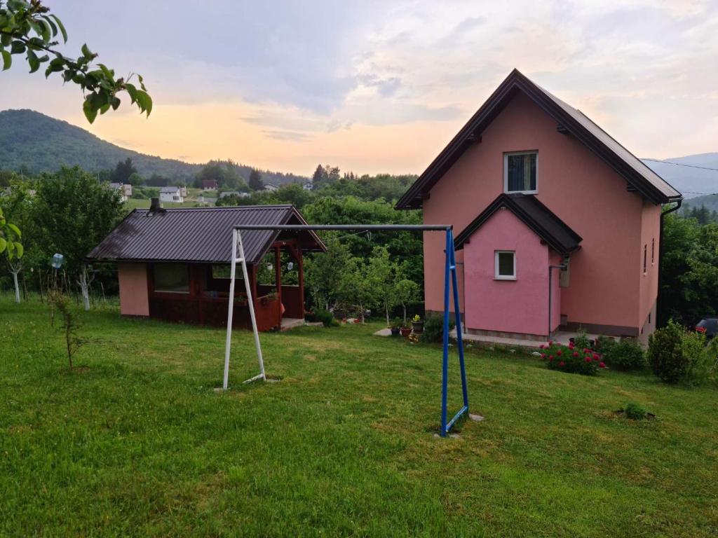 um quintal com uma casa e um baloiço em Villa Miševići em Hadžići