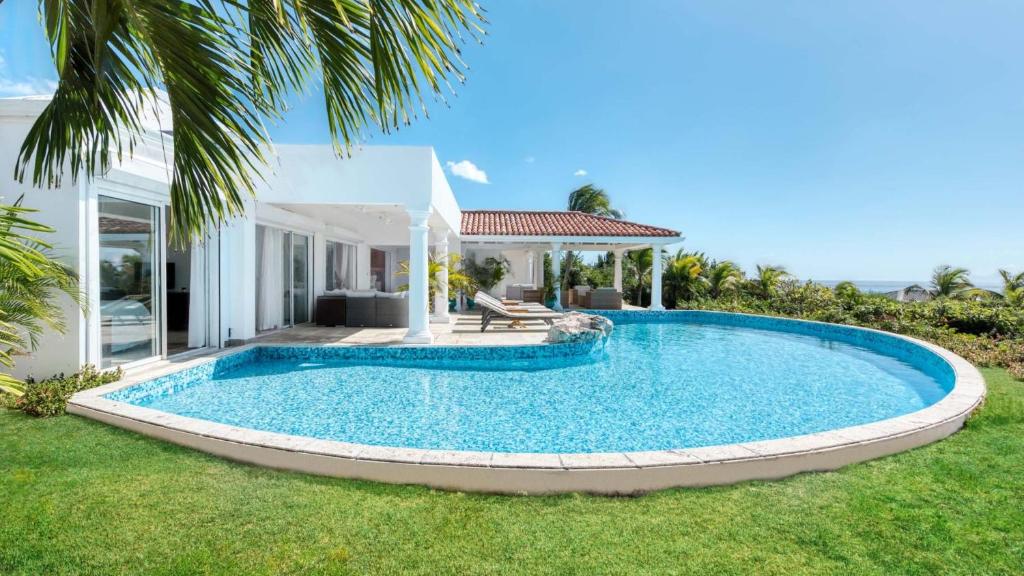 a swimming pool in the backyard of a villa at Villa Lune de Miel in Marigot