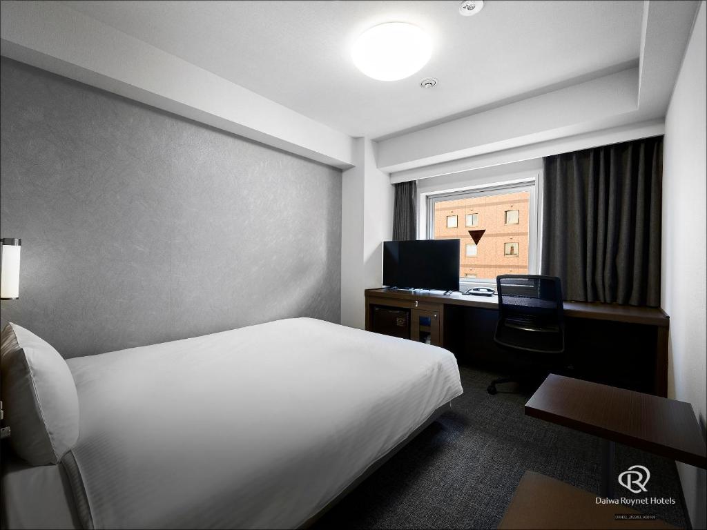 Postel nebo postele na pokoji v ubytování Daiwa Roynet Hotel Yokohama Kannai
