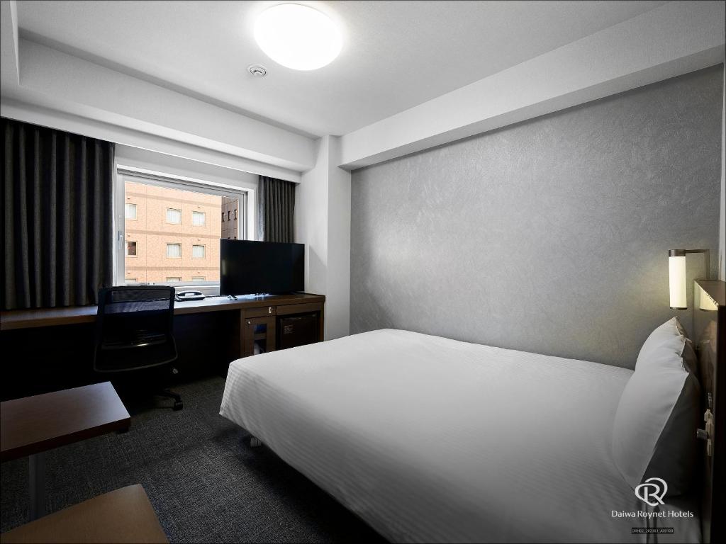 Postel nebo postele na pokoji v ubytování Daiwa Roynet Hotel Yokohama Kannai