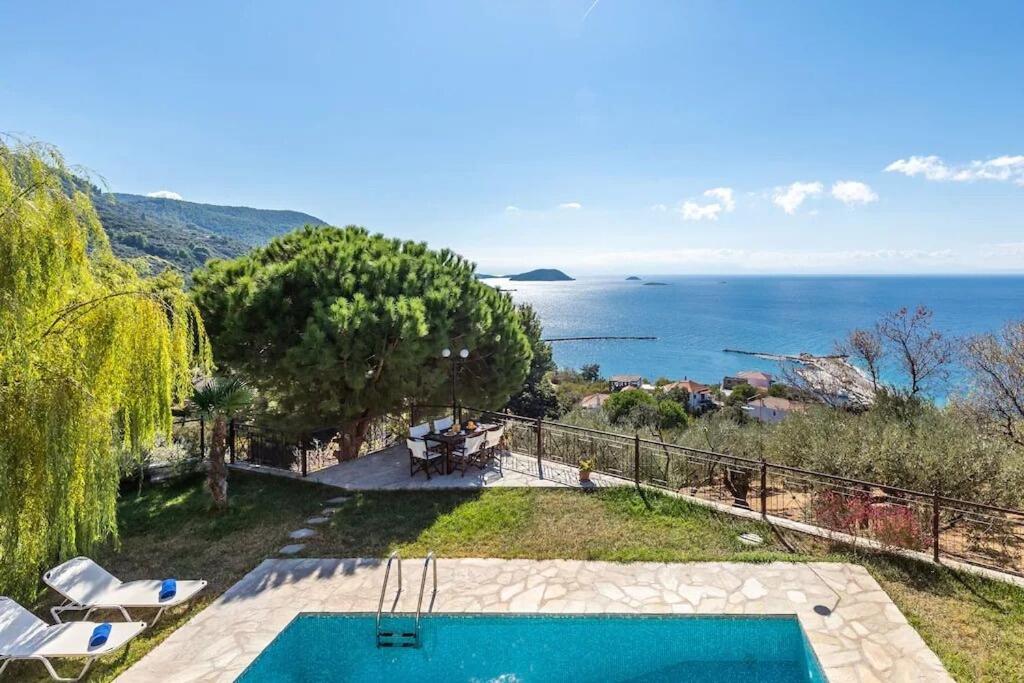 a swimming pool with a view of the ocean at Villa Calliopé avec vue imprenable, jardin et piscine privée in Glóssa