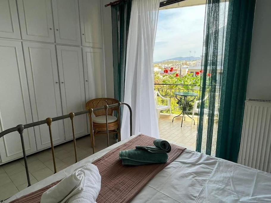 - une chambre avec un lit et une vue sur un balcon dans l'établissement Mονοκατοικία - Mεζονέτα, à Athènes