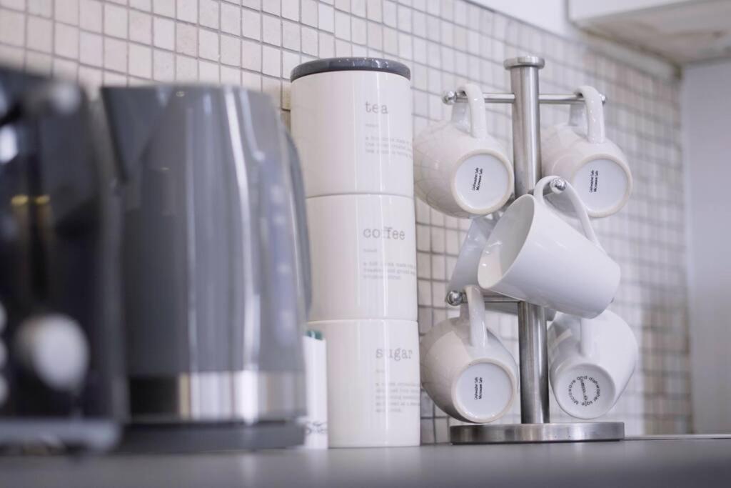 Příslušenství pro přípravu čaje a kávy v ubytování Apartment in West Yorkshire 3