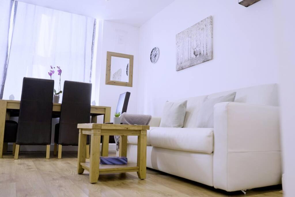 Posezení v ubytování Apartment in West Yorkshire 3