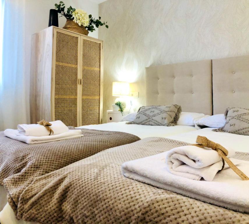 um quarto com 2 camas e toalhas em URANDIA em Arbizu