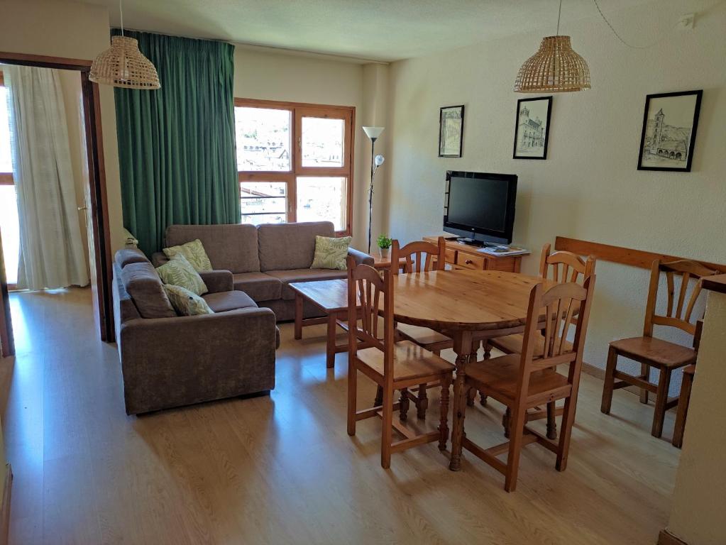 sala de estar con mesa y sofá en Apartamento de la Marmota Cerler en Cerler