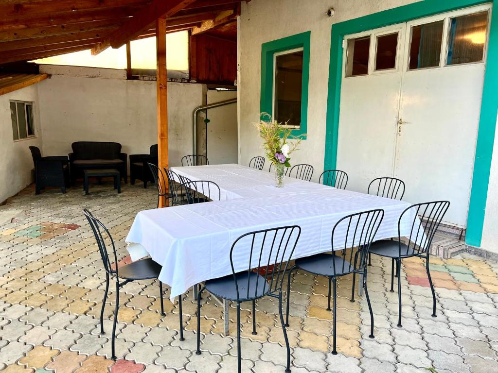 einen Tisch mit Stühlen und einem weißen Tischtuch in der Unterkunft WhiteHill house in Bukovac
