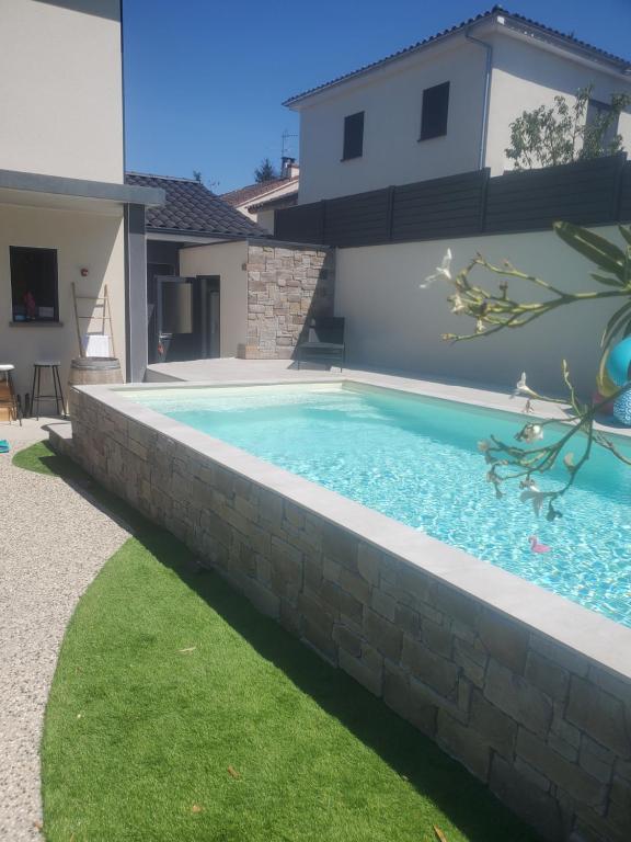 basen przed domem w obiekcie Maison schneid'family w mieście Jonage