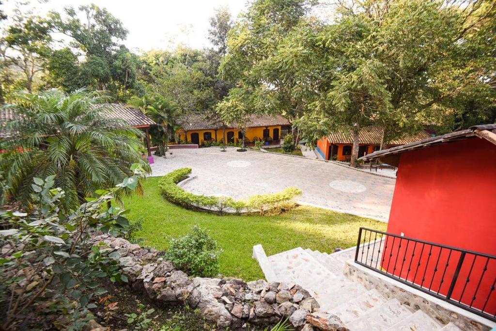 un resort con un edificio rosso e un cortile di La Arboleda Colonial Hotel a El Molino