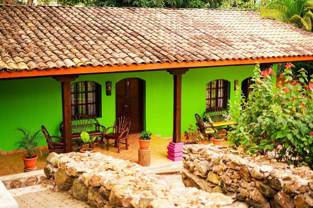 El MolinoLa Arboleda Colonial Hotel的一座带石墙的绿色房子