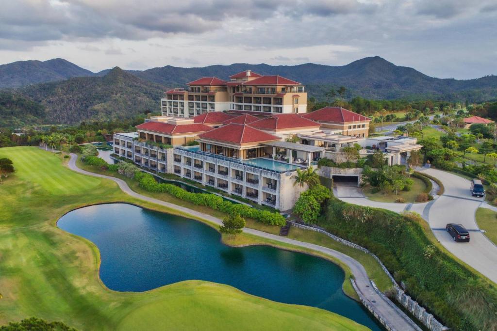 uma vista aérea de um resort com um campo de golfe em The Ritz-Carlton Okinawa em Nago