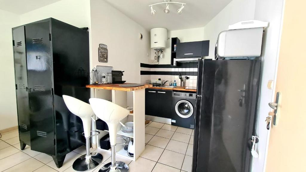 Kuchyň nebo kuchyňský kout v ubytování Studio moderne, centre-ville, au calme, parking privé