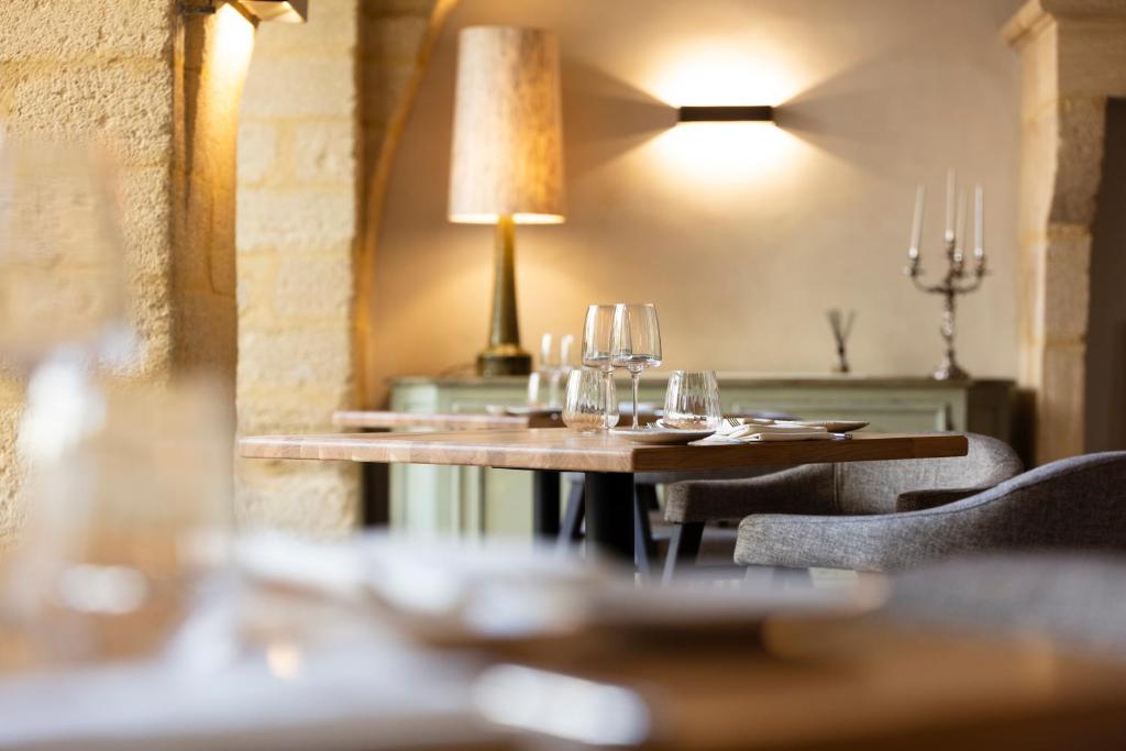 Reštaurácia alebo iné gastronomické zariadenie v ubytovaní Château de Collias