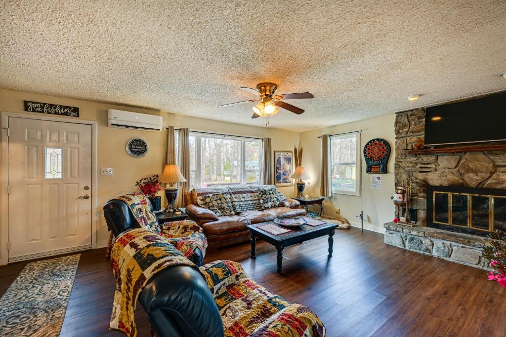 uma sala de estar com um sofá e uma lareira em Whittier Vacation Rental Cabin with Private Hot Tub em Whittier