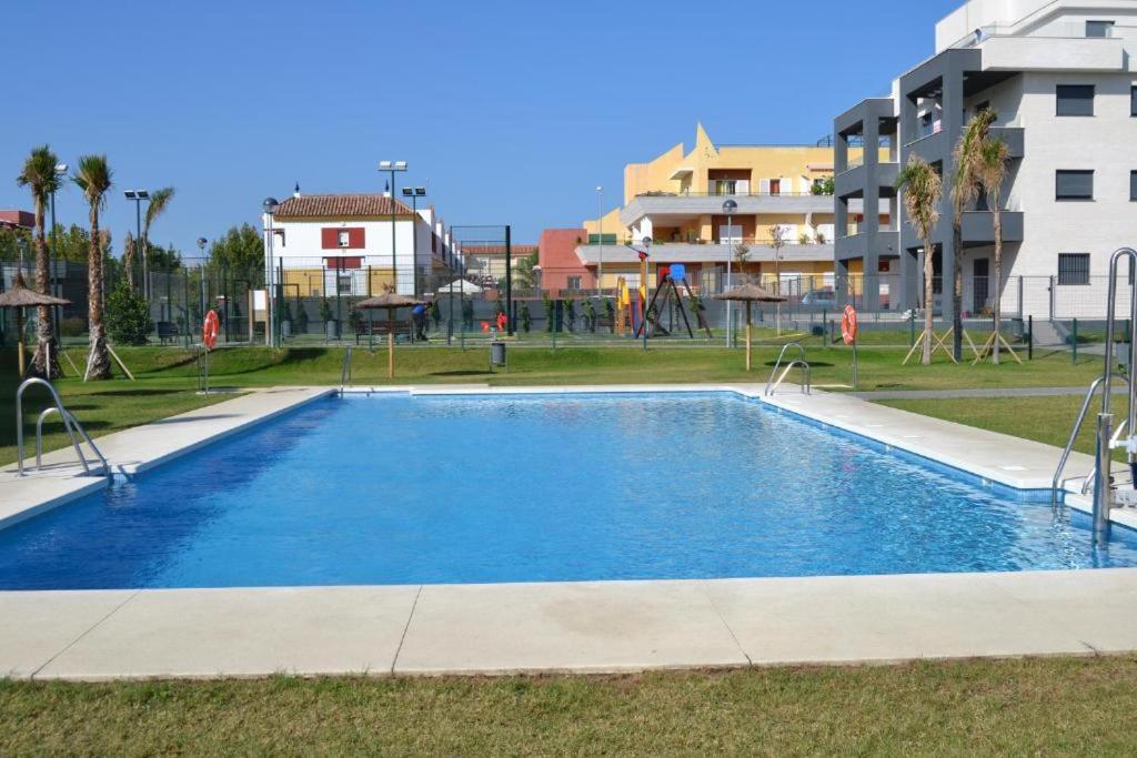 basen w parku z placem zabaw w obiekcie BAJO GUÍA DELUXE w mieście Sanlúcar de Barrameda