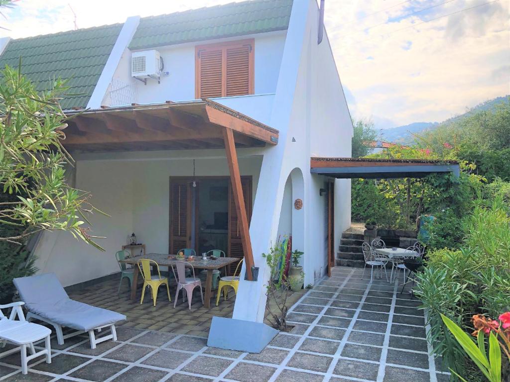 una casa con patio arredato con tavolo e sedie di Casa Sciusca a Cefalù