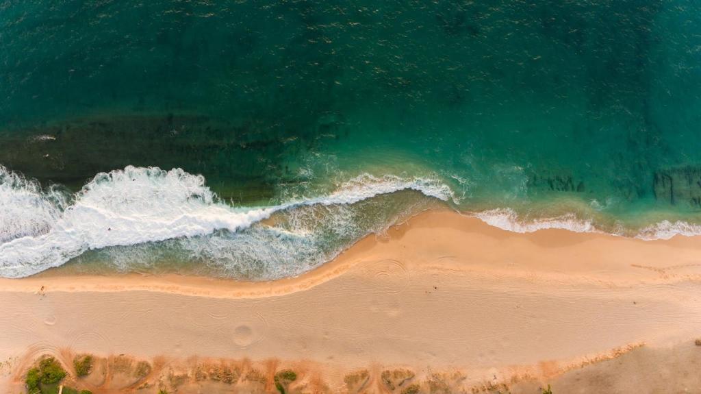 una vista aérea de una playa con el océano en @ Marbella Lane - 3BR w/ amazing MT & Ocean Vistas, en Waianae