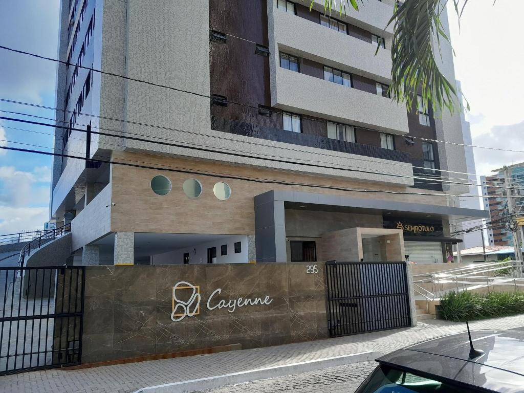 un edificio con una señal delante de él en Lindo apartamento de 2 quartos no Cayenne, en João Pessoa
