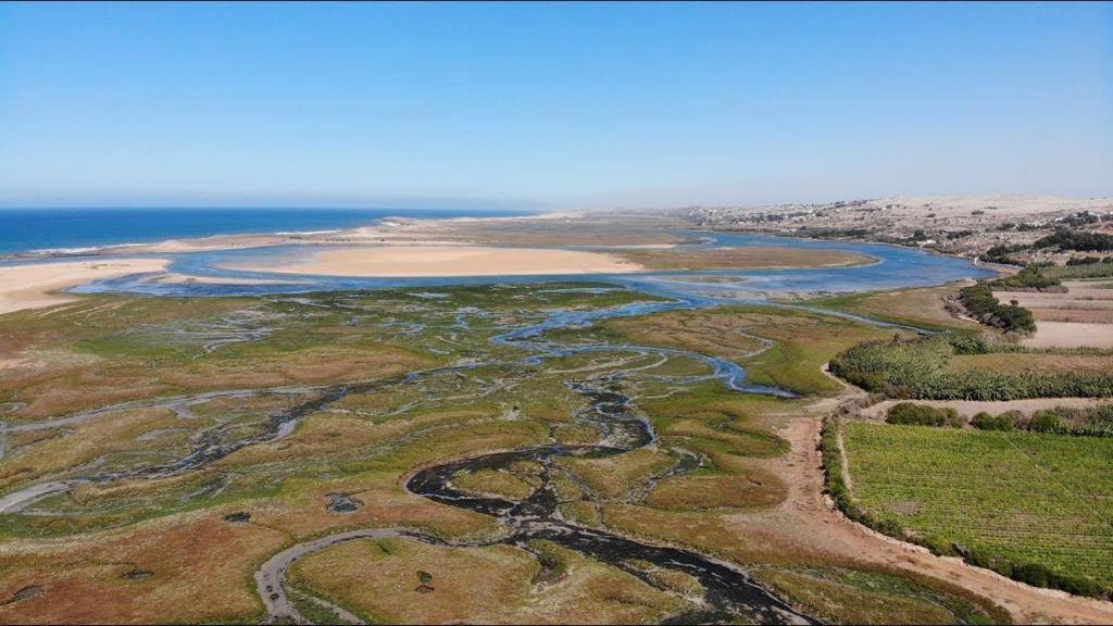 - une vue aérienne sur une rivière et une plage dans l'établissement DAR MAALAM LAHCEN x طريق الوليدية, à El Jadida