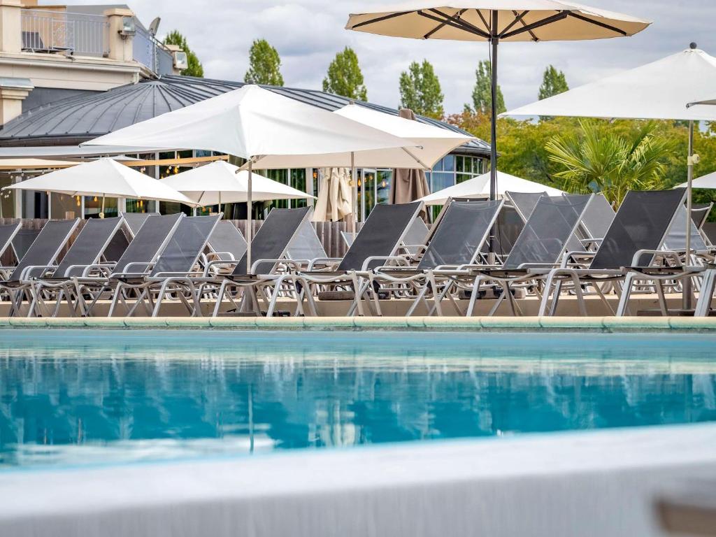 Bazén v ubytování Mercure Chantilly Resort & Conventions nebo v jeho okolí