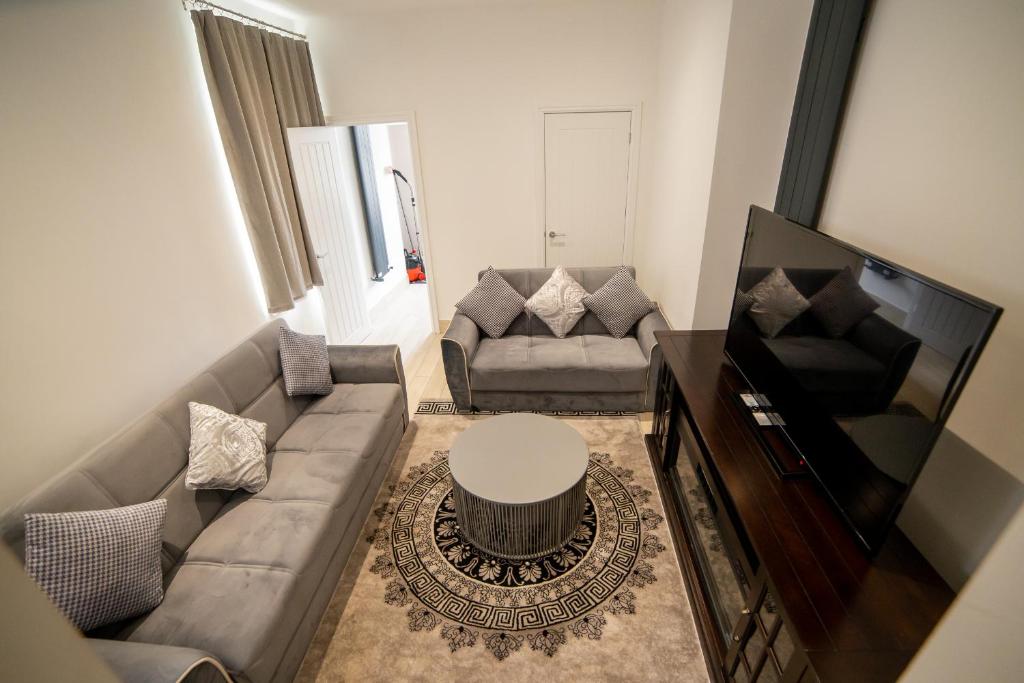 un soggiorno con divano e TV di Entire 2 Bedroom Ground Floor Apartment - With Parking - Cardiff City Centre a Cardiff