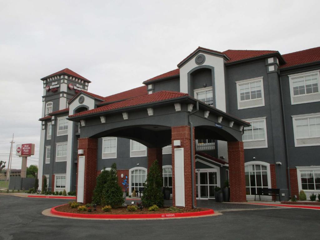 俄克拉何馬城的住宿－Best Western Plus Oklahoma City Northwest Inn & Suites，前面有拱门的大建筑