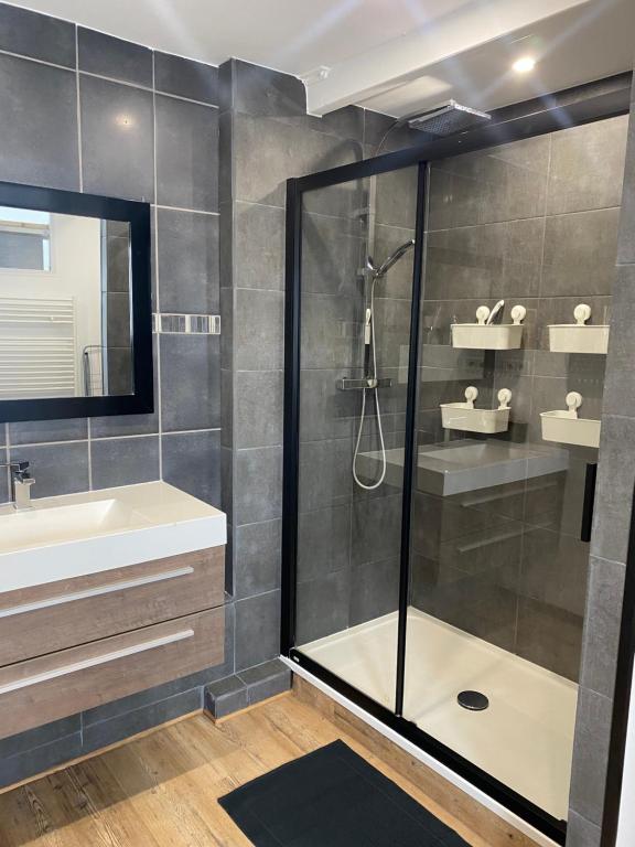 a bathroom with a shower and a sink at Superbe appartement F4 au cœur de Malo-les-bains in Dunkerque