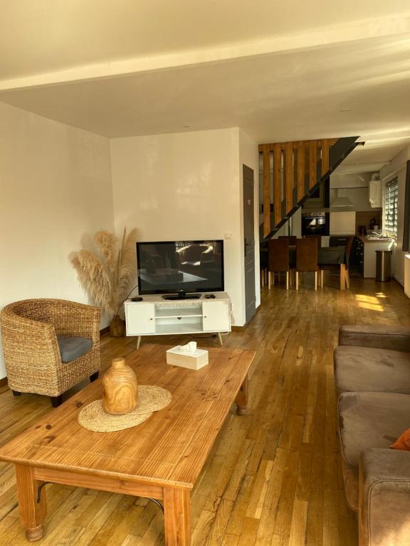 a living room with a tv and a coffee table at Superbe appartement F4 au cœur de Malo-les-bains in Dunkerque