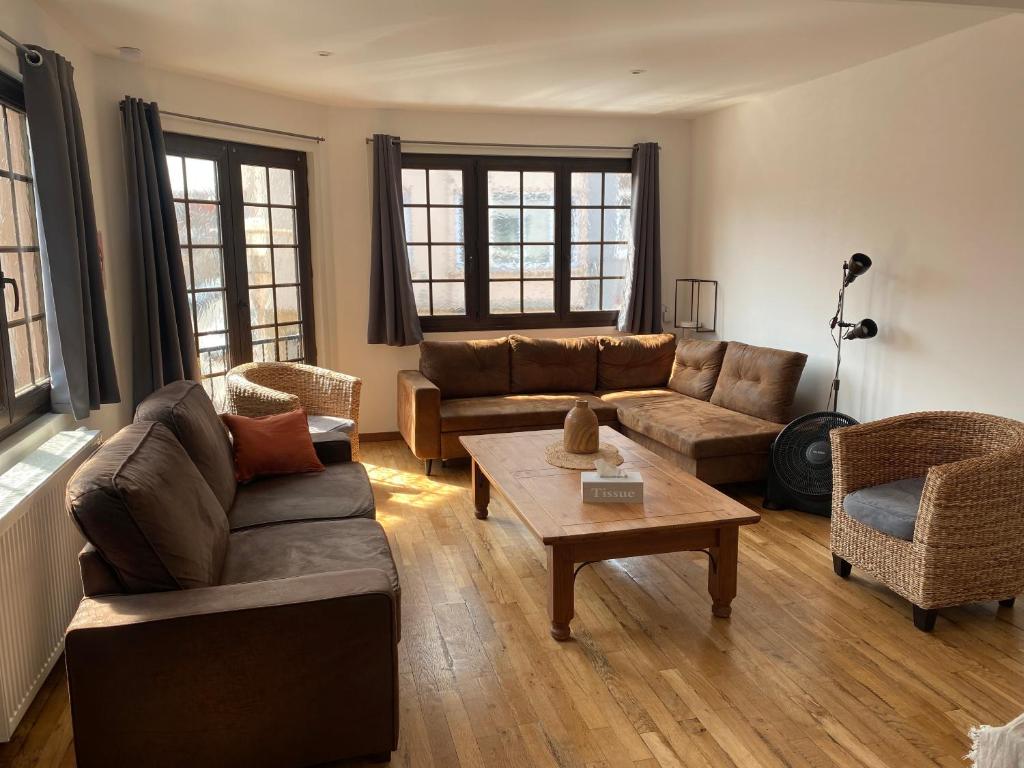 a living room with couches and a coffee table at Superbe appartement F4 au cœur de Malo-les-bains in Dunkerque