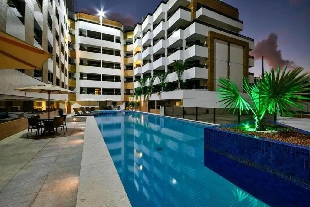 una piscina frente a un edificio en Gold Flat - Miramar Hospedagens en João Pessoa
