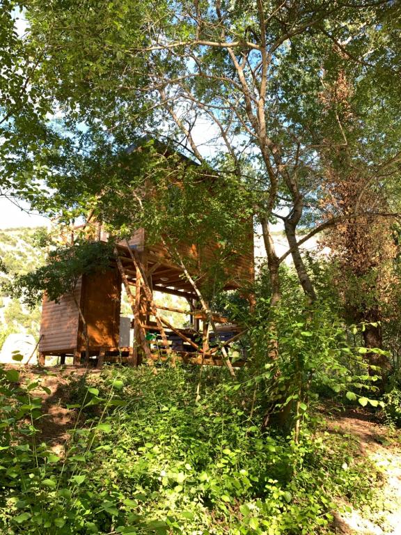Zahrada ubytování Cozy Treehouse with private sand beach