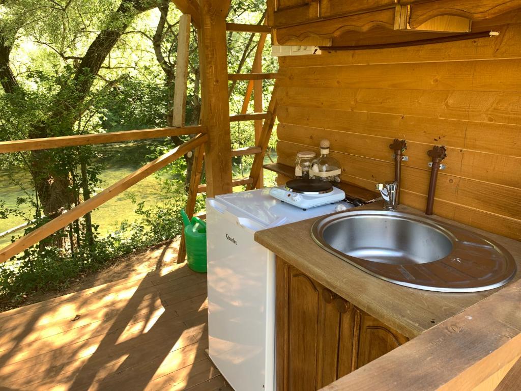 Fotografie z fotogalerie ubytování Cozy Treehouse with private sand beach v destinaci Blagaj