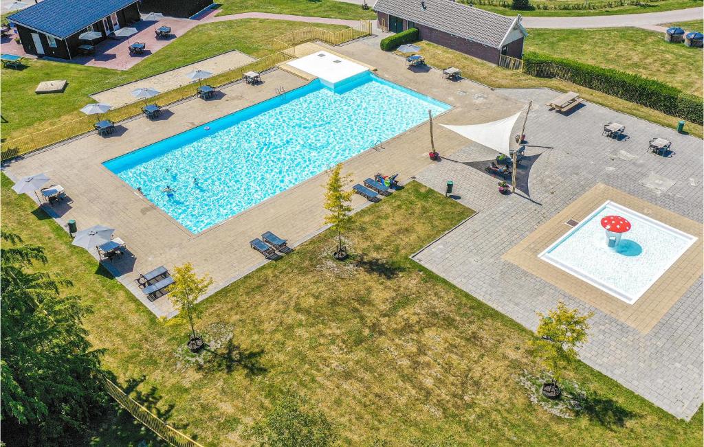 uma vista superior de uma piscina num quintal em Park Drentheland em Zorgvlied
