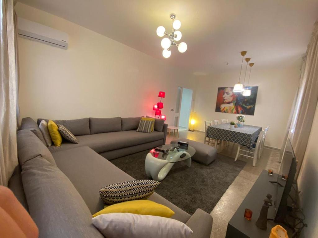 ラバトにあるAppartement moderne idéalement placé - haut agdalのソファとテーブルのあるリビングルーム