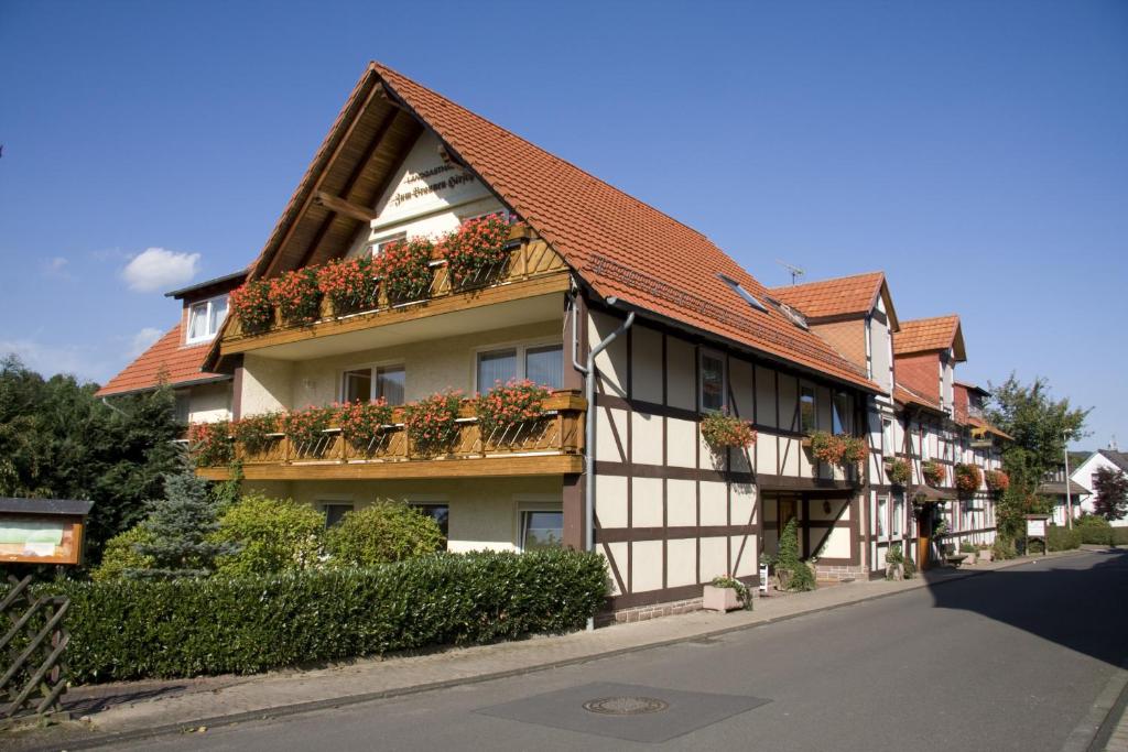 un bâtiment avec des boîtes de fleurs sur son côté dans l'établissement Brauner Hirsch, à Hann. Münden