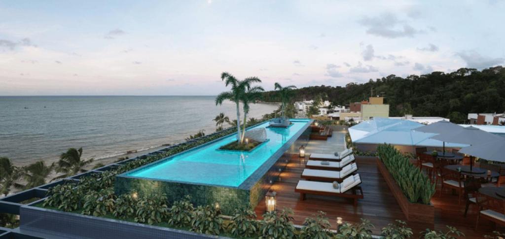 ein Resort mit Pool neben dem Strand in der Unterkunft Unity - Cabo Branco in João Pessoa