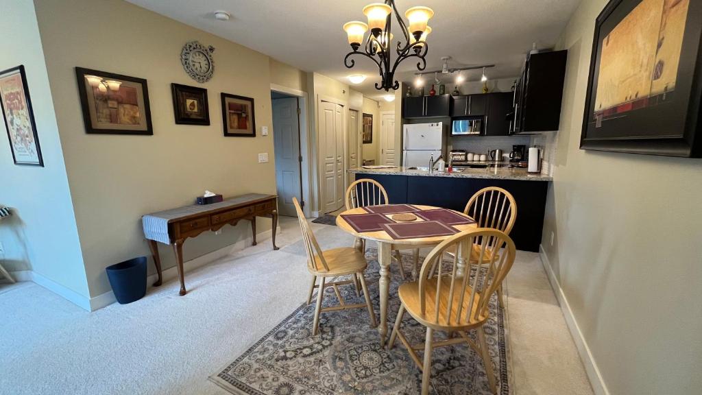 a kitchen and dining room with a table and chairs at WATERSCAPES RESORT KELOWNA 2 FULL BEDROOMS SUITE VACATION RENTALS, SHORT TERM RENTALS. in Kelowna
