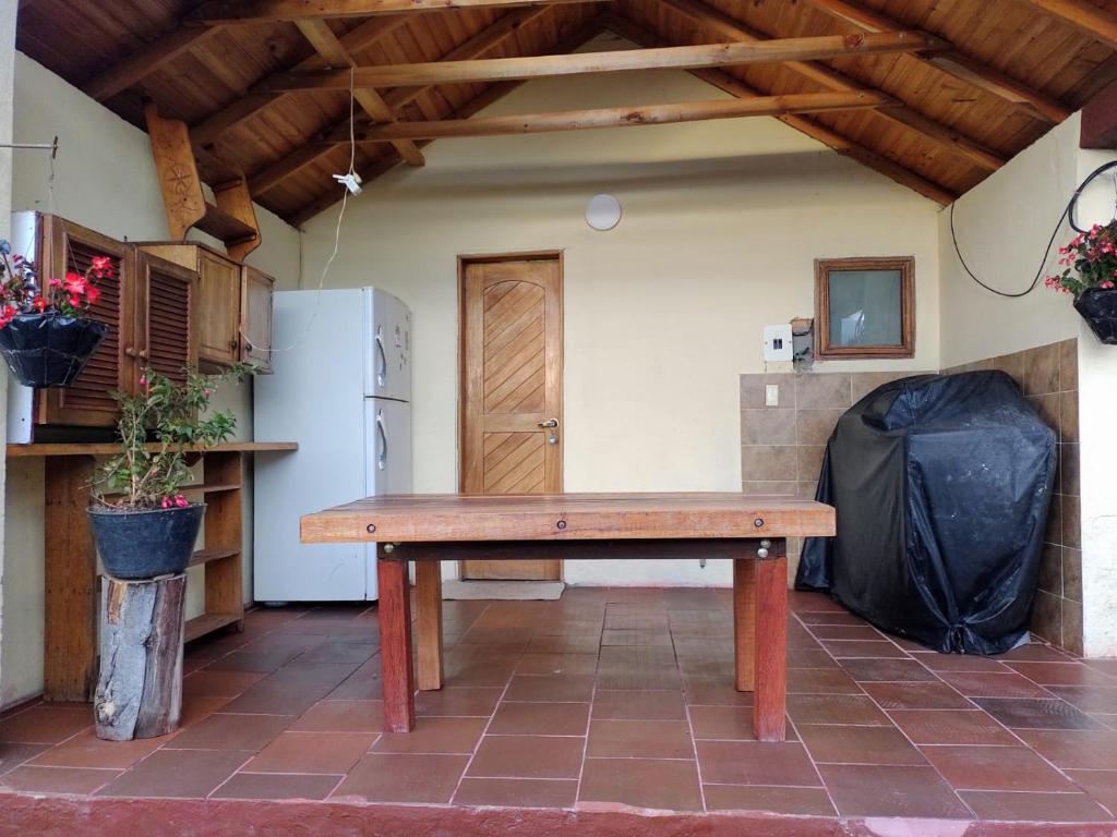 波哥大的住宿－La Casita de Chocolate 2，厨房配有木桌和冰箱。