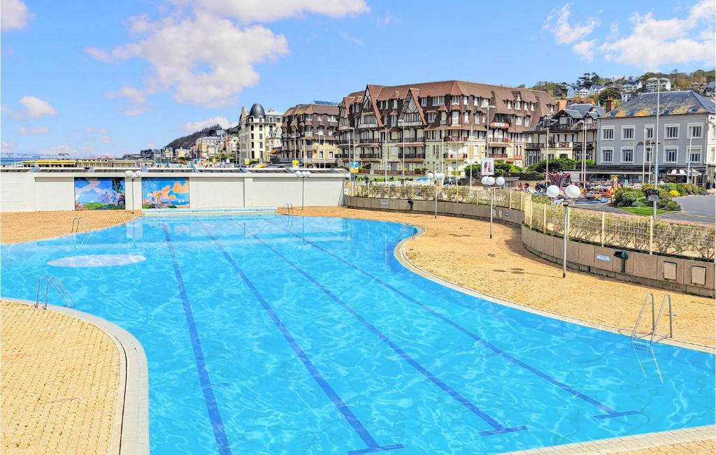 Der Swimmingpool an oder in der Nähe von Gorgeous Apartment In Trouville-sur-mer With Wifi