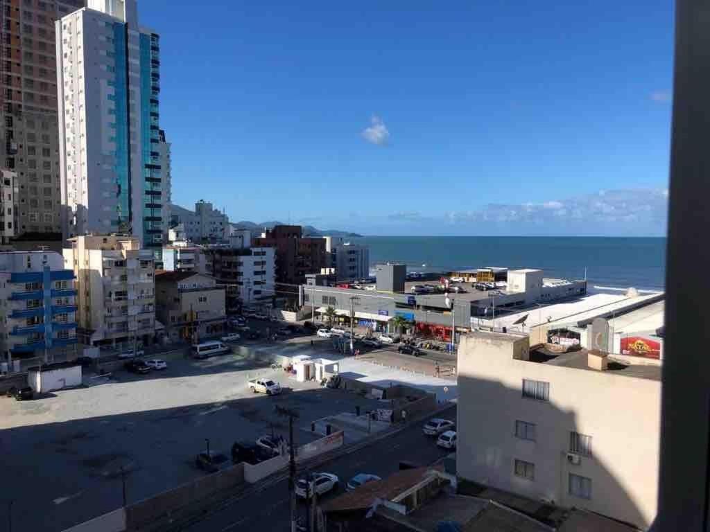 uitzicht op een stad met de oceaan op de achtergrond bij Jurere in Meia Praia