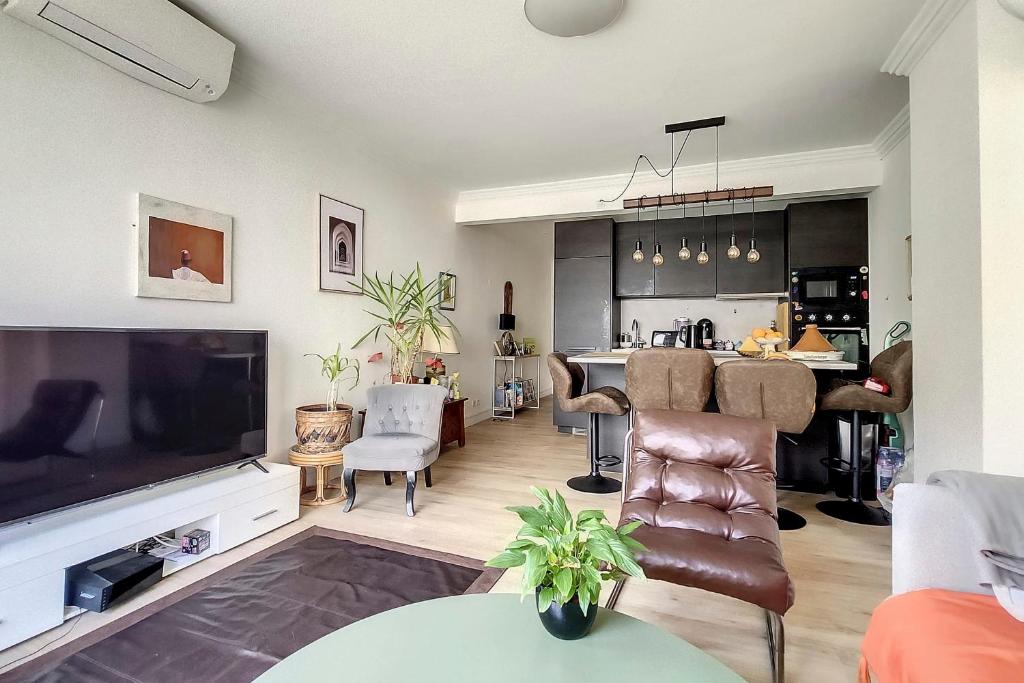 HENRI CAMILLE REAL ESTATE Santiago 2 bedrooms close Croisette