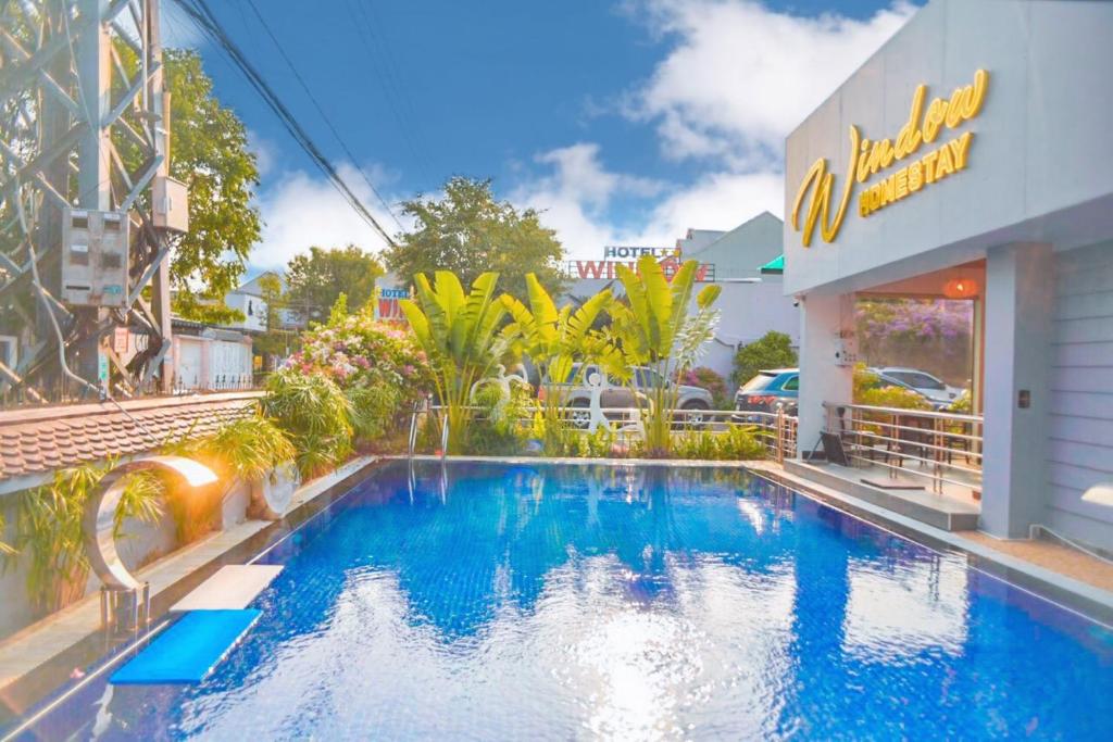 une piscine en face d'un hôtel dans l'établissement Window Homestay, à Kon Tum