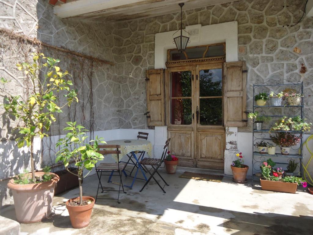 Patio nebo venkovní prostory v ubytování La Colline Bleue