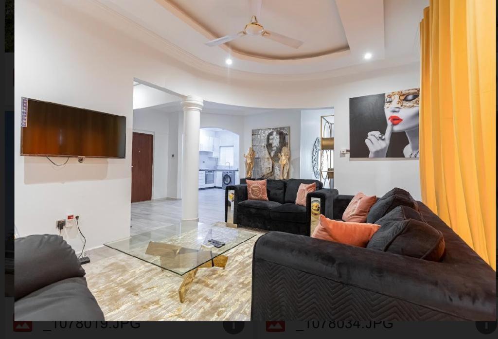 sala de estar con sofá y TV en Cozy homes Accra,Ghana en Owuraman