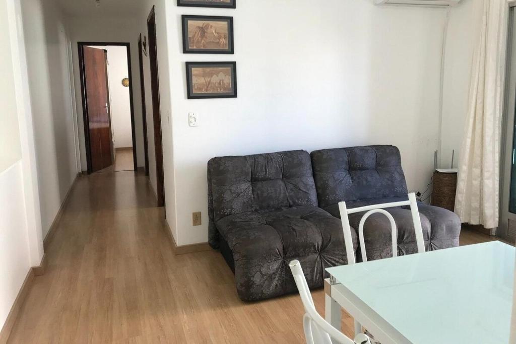 een woonkamer met een bank en een tafel bij Dell Agnello in Meia Praia
