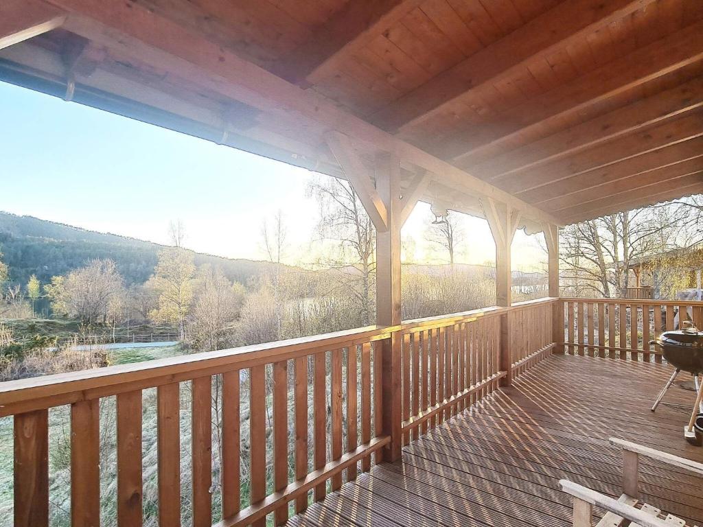 una gran terraza de madera con vistas al río en Holiday home LONEVÅG III, en Lonevåg