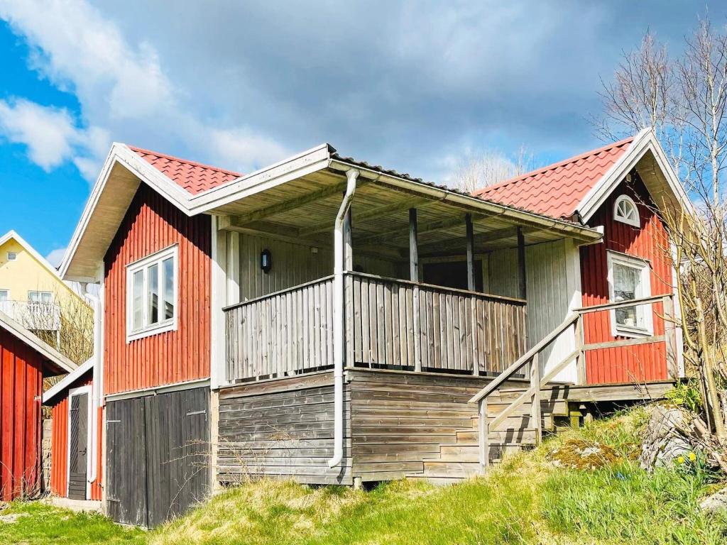 Casa roja y blanca con terraza en Holiday home BREDARED en Tämta